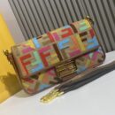 Fendi 小号 Way 包，采用小牛皮，杏色