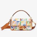 Fendi 中号 Baguette 包，采用 FF 图案帆布，多色