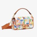 Fendi 中号 Baguette 包，采用 FF 图案帆布，多色