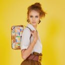Fendi 中号 Baguette 包，采用 FF 图案帆布，多色