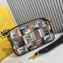 Fendi 小号 Way 包，采用小牛皮，棕色