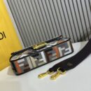 Fendi 小号 Way 包，采用小牛皮，棕色