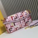 Fendi 中号 First 包，采用纳帕皮革，米色