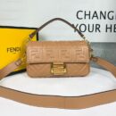 Fendi 中号小牛皮法棍包，配 Fendace 别针胸针，天蓝色