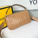 Fendi 中号小牛皮法棍包，配 Fendace 别针胸针，天蓝色