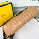 Fendi 中号小牛皮法棍包，配 Fendace 别针胸针，天蓝色