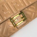 Fendi 中号小牛皮法棍包，配 Fendace 别针胸针，天蓝色