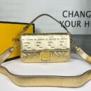 Fendi Mini Baguette 包，采用 FF 图案纳帕皮革，天蓝色