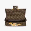 Fendi 迷你 Peekaboo Iconic 包，采用缝线小牛皮，白色