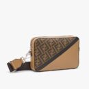 Fendi 紧凑型相机包，采用 FF 图案面料，棕色/黑色