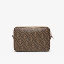 Fendi 紧凑型相机包，采用 FF 图案面料，棕色/黑色