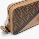 Fendi 紧凑型相机包，采用 FF 图案面料，棕色/黑色