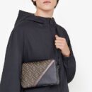 Fendi 紧凑型相机包，采用 FF 图案面料，棕色/咖啡色
