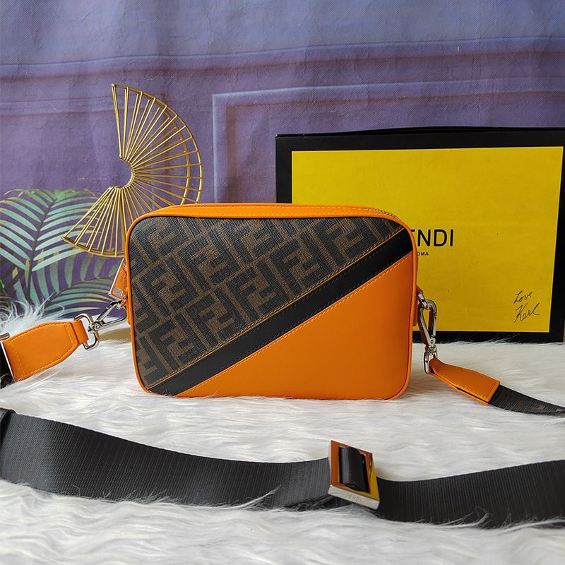 Fendi 紧凑型相机包，采用 FF 图案面料，棕色/橙色