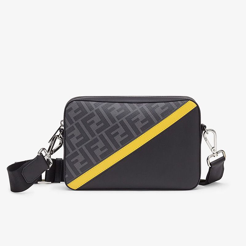 Fendi 紧凑型相机包，采用 FF 图案面料，黑色/黄色