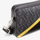 Fendi 紧凑型相机包，采用 FF 图案面料，黑色/黄色