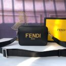 Fendi 紧凑型相机包，采用 ROMA 徽标小牛皮，黑色