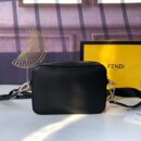 Fendi 紧凑型相机包，采用 ROMA 徽标小牛皮，黑色