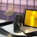 Fendi 紧凑型相机包，采用 ROMA 徽标小牛皮，黑色