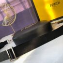 Fendi 紧凑型相机包，采用 ROMA 徽标小牛皮，黑色