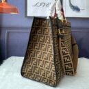 Fendi 中号法棍包，采用缝线皮革，白色