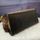 Fendi 中号法棍包，采用缝线皮革，白色