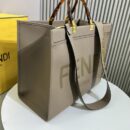 Fendi 大号 Sunshine 购物袋，采用 ROMA 徽标小牛皮，卡其色