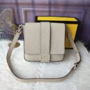 Fendi 中号法棍斜挎包 Cuoio Romano 皮革 米色