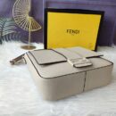 Fendi 中号法棍斜挎包 Cuoio Romano 皮革 米色