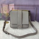 Fendi 中号法棍斜挎包 Cuoio Romano 皮革 灰色