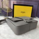 Fendi 中号法棍斜挎包 Cuoio Romano 皮革 灰色