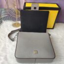 Fendi 中号法棍斜挎包 Cuoio Romano 皮革 灰色