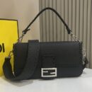 Fendi 中号法棍复刻包，鳄鱼皮，粉色
