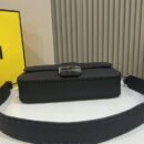 Fendi 中号法棍复刻包，鳄鱼皮，粉色