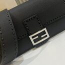 Fendi 中号法棍复刻包，鳄鱼皮，粉色