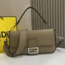 Fendi 中号法棍复刻包，鳄鱼皮，白色