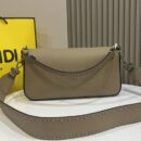 Fendi 中号法棍复刻包，鳄鱼皮，白色