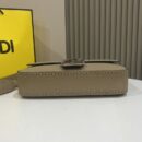Fendi 中号法棍复刻包，鳄鱼皮，白色