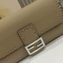 Fendi 中号法棍复刻包，鳄鱼皮，白色