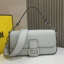 Fendi 中号法棍包，蓝色拼接皮革