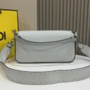 Fendi 中号法棍包，蓝色拼接皮革