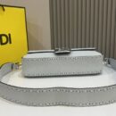 Fendi 中号法棍包，蓝色拼接皮革