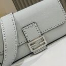 Fendi 中号法棍包，蓝色拼接皮革