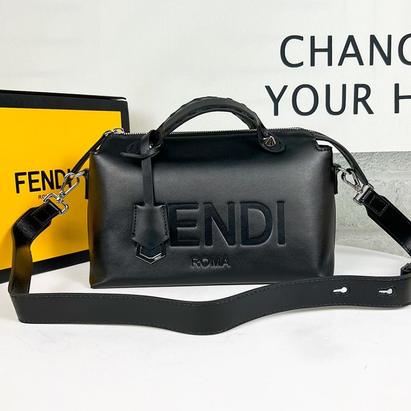 Fendi 中号 By The Way Boston 包，采用 ROMA 徽标小牛皮，黑色
