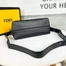 Fendi 中号 By The Way Boston 包，采用 ROMA 徽标小牛皮，黑色
