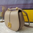 Fendi Mini Baguette 包，采用 FF 图案纳帕皮革，粉色