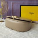 Fendi Mini Baguette 包，采用 FF 图案纳帕皮革，粉色