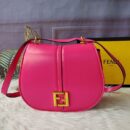 Fendi Mini Mon Tresor 水桶包，采用 ROMA 徽标樱桃色小牛皮
