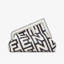 Fendi Mini Mon Tresor 水桶包，采用 ROMA 徽标樱桃色小牛皮