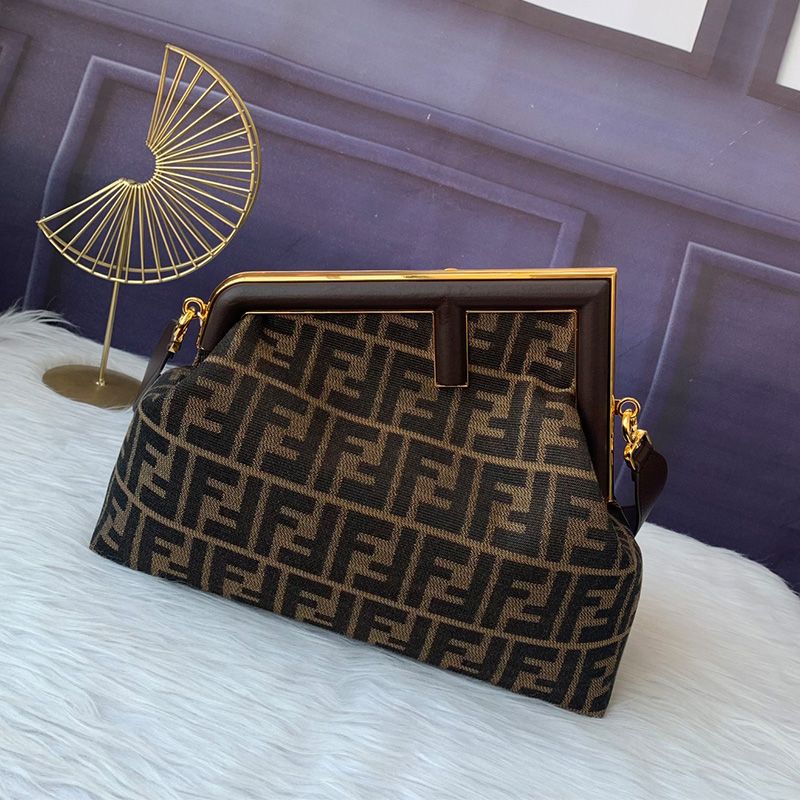 Fendi 中号 Sunshine 购物袋，采用 ROMA 徽标小牛皮，金色